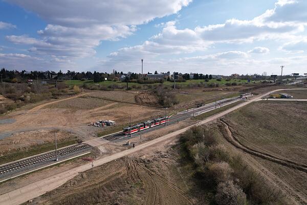 Provizorní úvrať Holyně s tramvají KT8D5.RN2P Provizorní úvrať Holyně