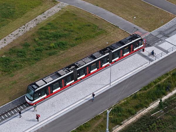 Tramvaj 15T na výstupní zastávce Výstupní zastávka